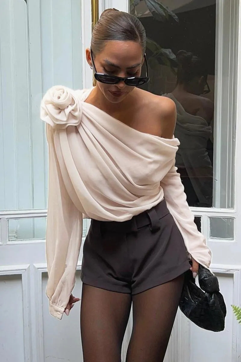 Modin Mode - Lume Bluse mit Blumendetail und asymmetrischem Ausschnitt