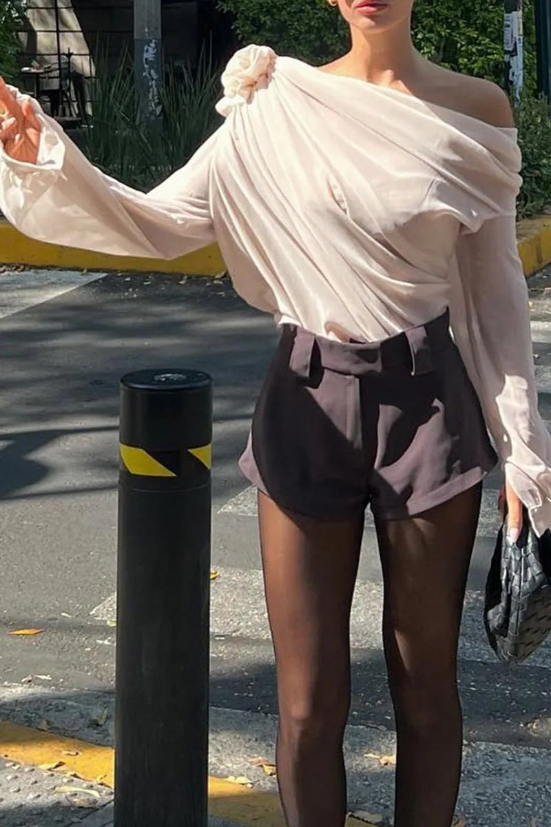 Modin Mode - Lume Bluse mit Blumendetail und asymmetrischem Ausschnitt